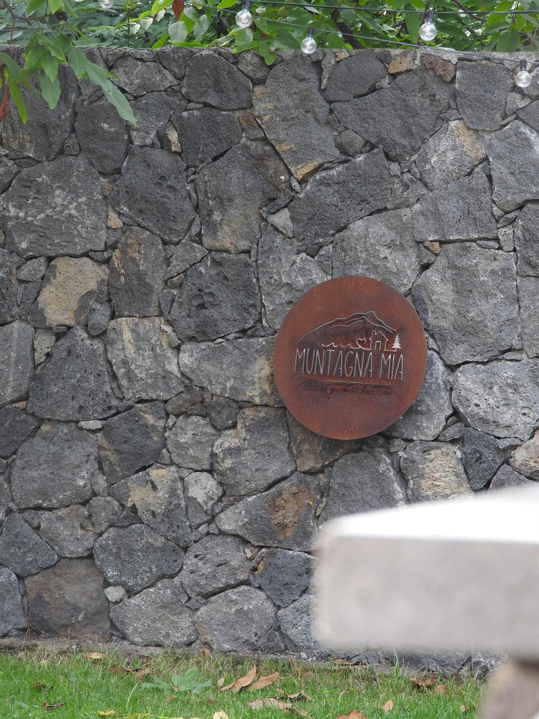 L'insegna sul muro di pietra lavica